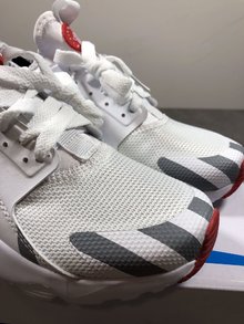 图2_耐克华莱士跑步鞋 Nike Air Huarache Run诞生于1991年 是设计师Tinker Hatfield 从印第安人的凉鞋里吸取灵感 突破了传统的规则 利用合成橡胶内衬 打造出了不一样的凉爽舒适体验 改写跑鞋的历史 这款鞋最大亮点就在于其鞋面使用的Flywire技术 带来别具一格的舒适透气性 经典的Phylon中底和Huarach脚踝支撑具有很高的辨识度 不过大底仅在鞋尖和后跟部分使用了耐磨橡胶 可见其是专为日常穿搭设计 泡棉中底内还配置有经典的内嵌式air气垫 具有极佳的缓震效果 进一步提升舒适脚感 颜色 OFF联名黑色 小猪佩奇白色 尺码 36 44男女全码