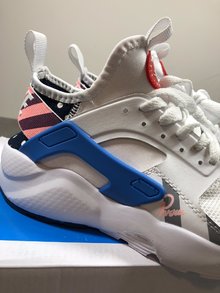 图3_耐克华莱士跑步鞋 Nike Air Huarache Run诞生于1991年 是设计师Tinker Hatfield 从印第安人的凉鞋里吸取灵感 突破了传统的规则 利用合成橡胶内衬 打造出了不一样的凉爽舒适体验 改写跑鞋的历史 这款鞋最大亮点就在于其鞋面使用的Flywire技术 带来别具一格的舒适透气性 经典的Phylon中底和Huarach脚踝支撑具有很高的辨识度 不过大底仅在鞋尖和后跟部分使用了耐磨橡胶 可见其是专为日常穿搭设计 泡棉中底内还配置有经典的内嵌式air气垫 具有极佳的缓震效果 进一步提升舒适脚感 颜色 OFF联名黑色 小猪佩奇白色 尺码 36 44男女全码