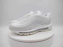 图1_福利开启 AirMax 97 子弹 纯原级别 所有细节完美比对原版 其独特的流线线条 延续的简洁的流线设计 鞋采用利落组合鞋面 搭配经典缓震配置 缔造出众舒适体验 区分市面公底版本 专供外贸高端渠道 SIZE 36 36 5 37 5 38 38 5 39 40