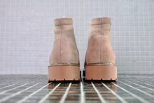 图2_UGG关晓彤款 猪巴戈 羊皮毛一体 鞋面猪八戈 巴西棕榈蜡手工擦色 垫脚澳洲羊毛 不含一根化纤毛 天然生胶防滑鞋底 极寒天气也不会断 尺码 35 40