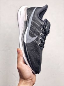 图3_Nike Zoom Pegasus 35 Turbo 科技跑鞋这双全新打造的顶级跑鞋以 Nike ZoomX 搭配 Nike React 打造出超强组合缓震 再加上半透明无缝网眼的透气鞋面 上脚之后非常轻盈 脚感极为软弹 与搭载 ZoomX 的 4 相比更加适合业余跑者和日常穿着 外观流线型和醒目的 Swoosh 颜值不俗 36 45
