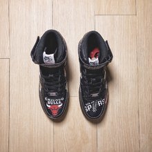 图2_Supreme x NBA x AF1 三方联名Supreme x NBA x Nike Air Force 1 Mid 是近期人气最高的 网红球鞋 在日本的发售也引发了打架冲突 为它的人气再添话题 货号 AQ7 001 SIZE 40 45 男鞋先出