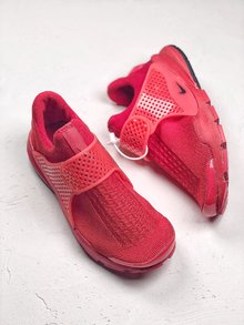 图2_Nike Sock Dart 独立日系列以纯红纯白和纯蓝打造的3 款全新配色 结合颇具现代感的鞋型设计 三款配带来十足的视觉冲击力 为你的夏季出街再添全新缤纷选择 36 45