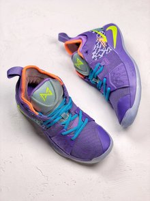图2_Nike PG2 Mamba Mentality 致敬科比配色以大师之路系列中的 Kobe 6 Prelude 为灵感 紫色鞋身配以荧光色 Logo 和橙色内衬 鞋面皮革部分印花也继承了 Kobe 6 Prelude 风格 货号 AO2986 001 SIZE 40 45
