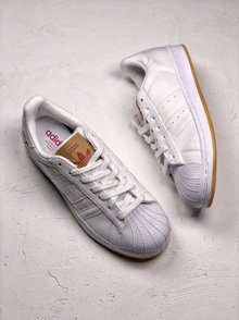 图2_Adidas x Levis 李维斯纯原外贸公司级订单 纯白的单宁布料打造鞋身 经典的 Levis 皮章和红色的细节点缀都颇具辨识度 不仅迎合了夏日小白鞋的流行趋势 在颜值表现上也绝对突出 为我们全新诠释了 小白鞋 的概念 36 44