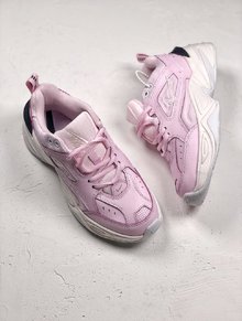 图2_Nike M2K Tekno Pink Foam 少女心爆棚市面唯一正确版本 在带来两款首发配色之后 眼前的 Nike WMNS M2K Tekno Pink Foam 专为女生打造 以粉色系装扮营造了少女心爆棚的甜美气质 白色中底托衬浅粉色鞋面 整体颇具活力感受 相信街头男女的目光都会被其吸引 货号 AO3108 600 SIZE 36 39
