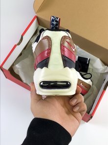 图2_Nike Air Max 95 TT PRM 日本限定 复古串标 唯一原装级 可区别真标版本牛皮拼接鞋面 质感直线飙升 中枢串标拉条 恰好迎合了复古潮流 本身就十分OG的95鞋型 搭配棕红色调再加串标加持 入手评级满分不为过SIZE 36 44