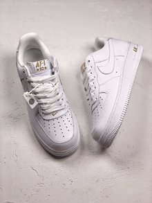 图2_Nike Air Force 1 Low 低调点缀鞋跟 Nike Air Logo 被替换为由篮球 Swoosh 和枝条组成的全新金色 Logo 中底 AIR 字体 鞋头 Swoosh 和鞋舌标牌也均为金色 为经典版型添加了华丽的质感 货号 AA4083 102 SIZE 36 45