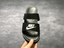 图2_耐克Nike Benassi男女拖鞋沙滩凉鞋简单的英文Logo 凸显不一样的潮流 如同所痴迷于竞技体育运动的人们对于胜利的渴望一样 所有人的心中都存在着一个关于冠军的梦 因此Champion从问世就吸引了所有运动爱好者的眼球 36 45