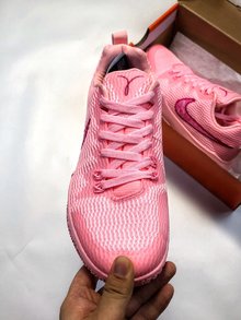 图2_从 Nike HyperLive 到改名 Zoom Live 它的实战能力毋庸置疑 目前最新款式 Zoom Live II 也继承前辈的实战血统Nike Zoom Live II 延续上一代的底盘设计 采用 Phylon 中底搭配前脚掌 Zoom Air 气垫 外底密集刻痕提供多方向抓地效果 size 40 45