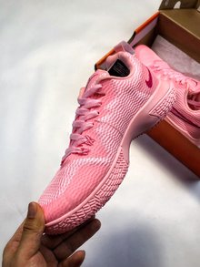 图3_从 Nike HyperLive 到改名 Zoom Live 它的实战能力毋庸置疑 目前最新款式 Zoom Live II 也继承前辈的实战血统Nike Zoom Live II 延续上一代的底盘设计 采用 Phylon 中底搭配前脚掌 Zoom Air 气垫 外底密集刻痕提供多方向抓地效果 size 40 45