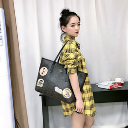 图2_蔻驰最新徽章拉链式购物袋托特包 精选优质材质 好打理 结实耐用 高档的材质与包身搭配更显奢侈气质 轻松适应各种场合 包袋十分宽敞 内置拉链袋和侧袋 收纳分明 取物更便捷 大容量的特性 出街外出时候钱包 手机 化妆品 纸巾 小梳子等等 一顿狂塞也能轻松不变形 背着很有型 卡通徽章无敌生动活泼俏皮可爱 而且黑白双色经典百搭 不管是逛街购物还是朋友聚会 都非常适宜 颜色 黑色 白色 尺寸 32 28 14 5cm