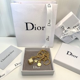图1_迪奥Dior 新款水晶镀金星星骰子项链Dior这款Lucky Dice系列骰子项链太好看了 骰子的每一面都是不同的 镶有施华洛世奇家的水钻 项链的长短也可以随意调节 日常生活也可以根据不同穿搭搭配 同时骰子也会提升个人的好运哦