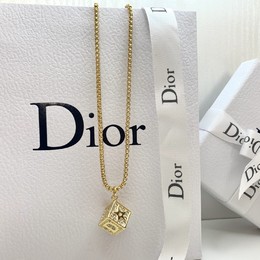 图3_迪奥Dior 新款水晶镀金星星骰子项链Dior这款Lucky Dice系列骰子项链太好看了 骰子的每一面都是不同的 镶有施华洛世奇家的水钻 项链的长短也可以随意调节 日常生活也可以根据不同穿搭搭配 同时骰子也会提升个人的好运哦