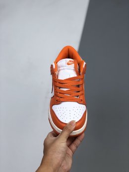 图2_36 44Nike Dunk Low Syracuse 雪城独家首发 采用 Nike Dunk Low 鞋型为设计蓝本 橙色鞋头搭配白色鞋面 侧身辅以白色过渡以及橙色收尾 标志性 NIke Swoosh Logo 采用橙色点缀 搭配白色中底以及橙色外底完善整双鞋的设计白色鞋舌上同样点缀橙色 Nike Logo 彰显出十足的 OG 气质 搭配橙色鞋带 进一步呼应鞋身配色主题 货号 CU1726 100 SIZE 36 44 t2