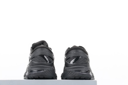 图3_核心放店私Asics亚瑟士Gel Kayano 26专业稳定透气跑鞋这款鞋搭载Asics最顶级的技术和设计理念 FluidFit多向拉伸鞋面 根据不同区域设计不同的透气网孔以及拉伸方向 确保双脚的舒适和贴合性 内层轻薄无缝的增强鞋面主要用于增加鞋面耐久性 MetaClutch后跟支撑结构 呈x型完全包裹鞋跟区域 搭配鞋跟双层记忆海绵 保证后跟在运动过程中的稳定性 中底科技相比前代有了不小的提升 位于前掌的FlyteFoam Lyte材料结合位于后掌的FlyteFoam Propel材料 搭配GEL缓震胶提供出色的缓震性能和回弹表现 ORTHOLITEX 40鞋垫的加入使得鞋子更加柔软舒适 此外 IGS 冲击引导技术 动态DuoMax 系统和TrussticSystem结构全面强化了鞋子的流畅性和稳定支撑性 作为集合了保护性 功能性 科技性一身的入门旗舰级跑鞋 将简约的造型与高性能的科技融合 让它成为了当下跑鞋中最令人满意的作品之一 鞋码 35 5 36 37 37 5 38 39 39 5 40 40 5 41 5 42 42 5 43 5 44 44 5