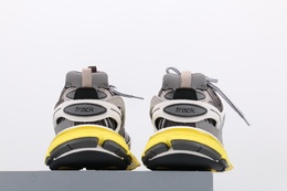 图3_优势放店Balenciaga Sneaker Tess s Gomma Res BI ALV TIS EFF NUBUK TIS E 巴黎世家2020官方最新配色潮流跑鞋 W1GB72018 增加全新设计 在延续 Track Trainer 户外轮廓和复杂鞋面结构的同时 新版本在后跟位置增加了透明带的部件尺码 35 36 37 38 39 40 41 42 43 44 45